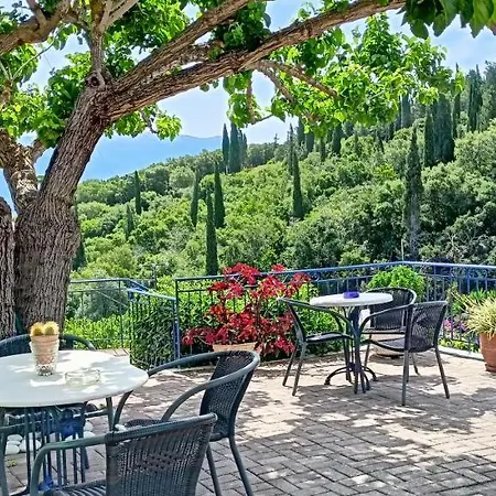 Kaminakia Apartments-adults Only -walk Into A Tranquil Oasis Where Peace & Quiet Are Woven Into Every Breath -nestled Within A Serene Evergreen Cypress Forest, Each Opens Wide To The Endless Sea And A Sunbathed Pool Awaits To Soothe Your Se Fiskardo