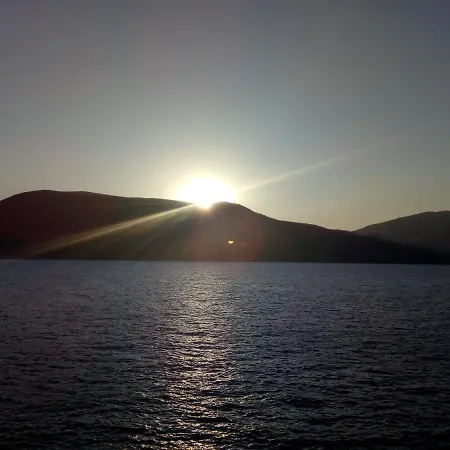 Kaminakia Apartments-adults Only -walk Into A Tranquil Oasis Where Peace & Quiet Are Woven Into Every Breath -nestled Within A Serene Evergreen Cypress Forest, Each Opens Wide To The Endless Sea And A Sunbathed Pool Awaits To Soothe Your Se Apartmán