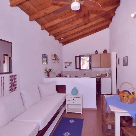 Kaminakia Apartments-adults Only -walk Into A Tranquil Oasis Where Peace & Quiet Are Woven Into Every Breath -nestled Within A Serene Evergreen Cypress Forest, Each Opens Wide To The Endless Sea And A Sunbathed Pool Awaits To Soothe Your Se Apartmán *